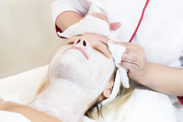 Процесс косметической маски для массажа и ухода за лицом — стоковое фото