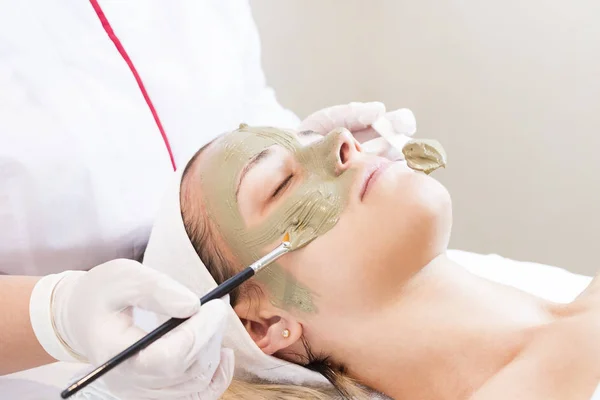 Proceso mascarilla cosmética de masajes y tratamientos faciales —  Fotos de Stock