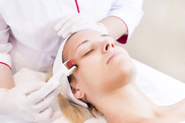 The woman undergoes the procedure of medical micro needle therapy — Stock Photo, Image
