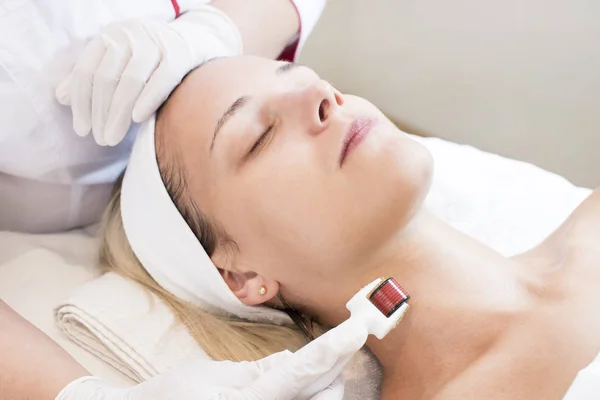 The woman undergoes the procedure of medical micro needle therapy — Stock Photo, Image