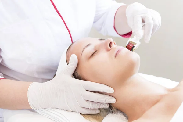 The woman undergoes the procedure of medical micro needle therapy — Stock Photo, Image