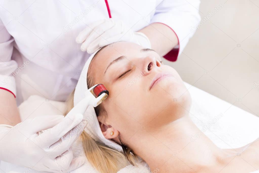 The woman undergoes the procedure of medical micro needle therapy