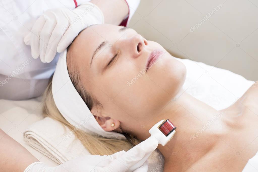 The woman undergoes the procedure of medical micro needle therapy