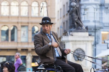 Geleneksel atlı arabaları ile eski Viyana sokaklarında yürümeyi turistler için kabinler.