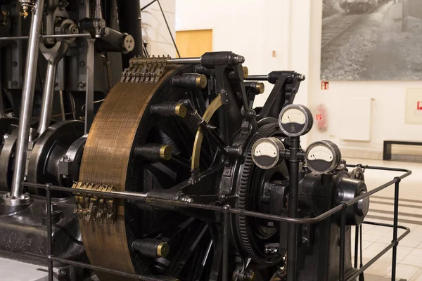 The technical museum in Vienna exhibits the production of energy industry machinery. — Stock Photo, Image