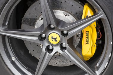 Ferrari araba çekim yakın şehrin sokaklarında arması