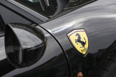 Ferrari araba çekim yakın şehrin sokaklarında arması