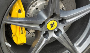 Ferrari araba çekim yakın şehrin sokaklarında arması