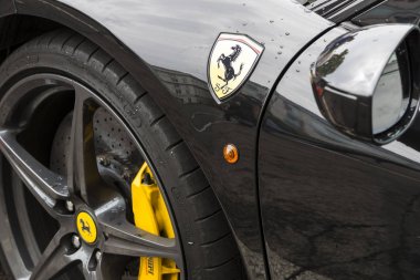 Ferrari araba çekim yakın şehrin sokaklarında arması