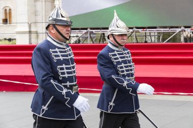 Aziz Istvan günün onuruna Parlamentosu girişine yakın Macar ordu askerleri tarafından Festival konuşma.