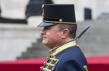 Aziz Istvan günün onuruna Parlamentosu girişine yakın Macar ordu askerleri tarafından Festival konuşma.