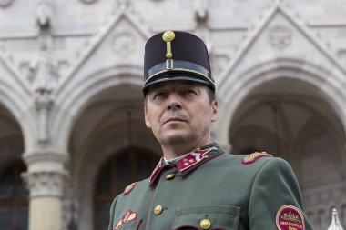 Aziz Istvan günün onuruna Parlamentosu girişine yakın Macar ordu askerleri tarafından Festival konuşma.