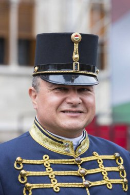 Aziz Istvan günün onuruna Parlamentosu girişine yakın Macar ordu askerleri tarafından Festival konuşma.