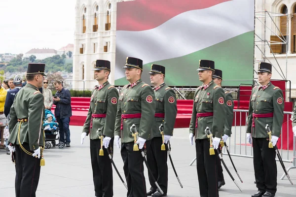 Святковий виступ солдатів угорської армії біля входу до парламенту на честь дня Святого Іштвана. — стокове фото