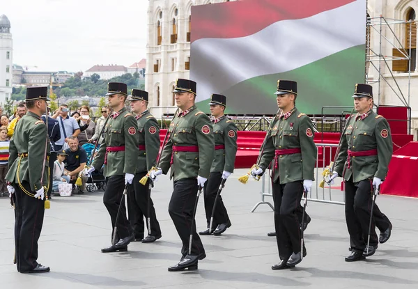 Katonák a Magyar Honvédség, a bejáratnál a Parlament-Szent István napjának tiszteletére ünnepi beszéde. — Stock Fotó