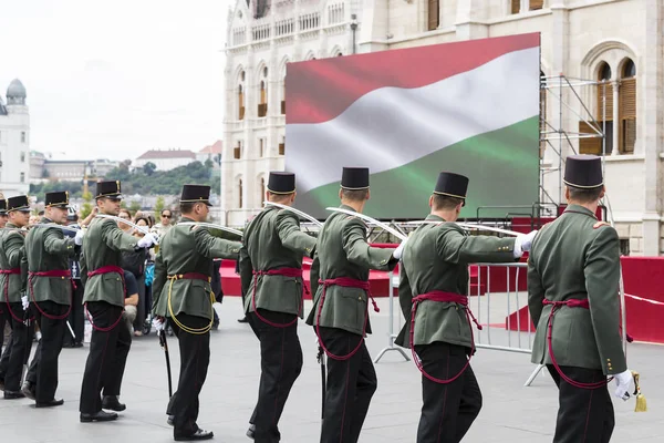 Katonák a Magyar Honvédség, a bejáratnál a Parlament-Szent István napjának tiszteletére ünnepi beszéde. — Stock Fotó