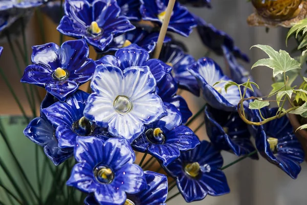 Traditional Hungarian ceramic flowers to decorate the interior of gardens — Stock Photo, Image