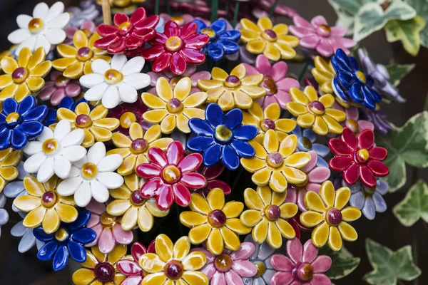 Traditionele Hongaarse keramische bloemen voor het decoreren van de binnenkant van tuinen — Stockfoto