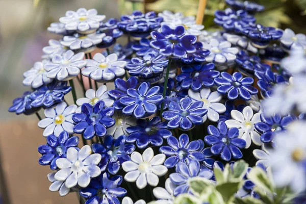 Traditional Hungarian ceramic flowers to decorate the interior of gardens — Stock Photo, Image
