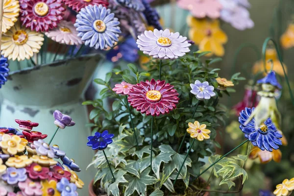 정원 인테리어를 꾸미는 전통 헝가리어 세라믹 꽃 — 스톡 사진