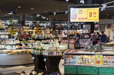 Süpermarket raflarında Esasi Yiyecek ve Icecek Merkur Avusturya ile