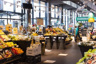 Süpermarket raflarında Esasi Yiyecek ve Icecek Merkur Avusturya ile