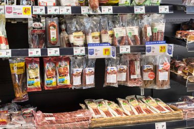 Süpermarket raflarında Esasi Yiyecek ve Icecek Merkur Avusturya ile