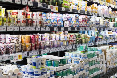 Süpermarket raflarında Esasi Yiyecek ve Icecek Merkur Avusturya ile