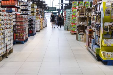 Süpermarket raflarında Esasi Yiyecek ve Icecek Merkur Avusturya ile