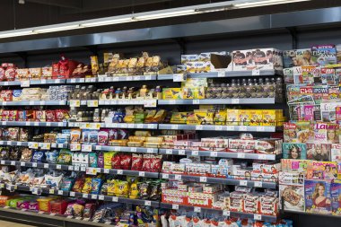 Süpermarket raflarında Esasi Yiyecek ve Icecek Merkur Avusturya ile