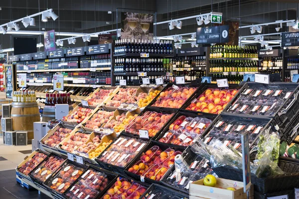 Süpermarket raflarında Esasi Yiyecek ve Icecek Merkur Avusturya ile — Stok fotoğraf