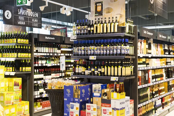 Supermarket s policemi potravin a nápojů Merkur v Rakousku — Stock fotografie
