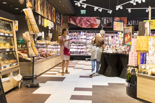 Supermercado con estantes de alimentos y bebidas Merkur en Austria —  Fotos de Stock