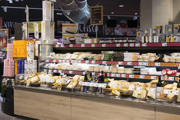 Supermercado con estantes de alimentos y bebidas Merkur en Austria —  Fotos de Stock