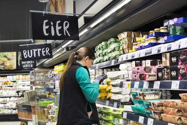 Supermercado com prateleiras de alimentos e bebidas Merkur na Áustria — Fotografia de Stock