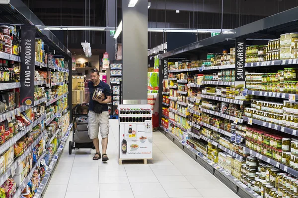 Süpermarket raflarında Esasi Yiyecek ve Icecek Merkur Avusturya ile — Stok fotoğraf