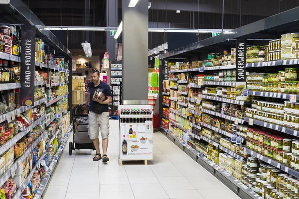 Supermercado com prateleiras de alimentos e bebidas Merkur na Áustria — Fotografia de Stock