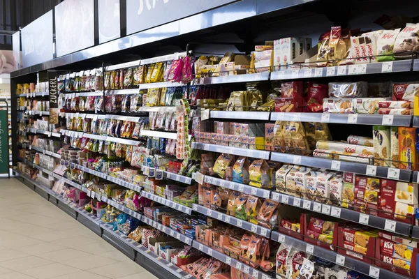 Supermarché avec étagères de nourriture et boissons Merkur en Autriche — Photo