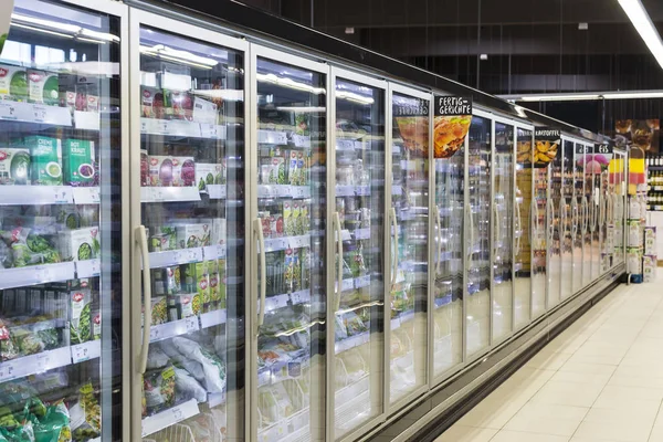 Supermercado con estantes de alimentos y bebidas Merkur en Austria — Foto de Stock