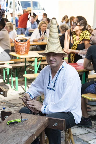 Traditionelles Volksfest zu Ehren des Hl. istvan und der ersten ungarischen Hütte mit volkstümlichen Handwerkern. Ungarn — Stockfoto