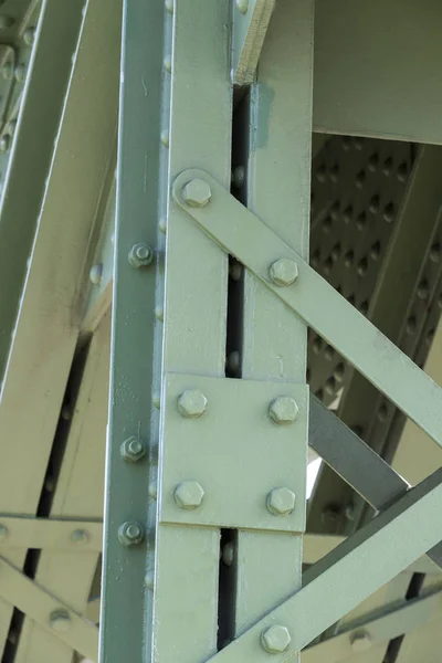 Metalen onderdelen van de klinknagel gewrichten van de bruggenbouw — Stockfoto