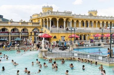 Avrupa'nın en büyük tıbbi banyo en eski Szechenyi şifalı banyo olduğunu. 