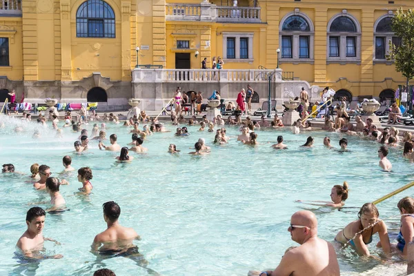 El baño medicinal Szechenyi más antiguo es el baño medicinal más grande de Europa . — Foto de Stock