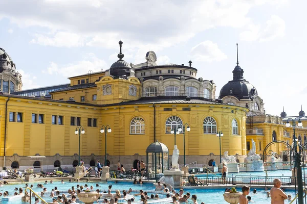 Le plus ancien bain médicinal Szechenyi est le plus grand bain médicinal d'Europe . — Photo