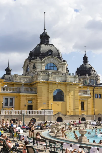 Le plus ancien bain médicinal Szechenyi est le plus grand bain médicinal d'Europe . — Photo