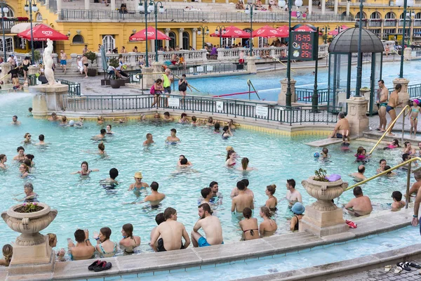 Avrupa'nın en büyük tıbbi banyo en eski Szechenyi şifalı banyo olduğunu.