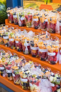  Budapeşte, sosis, kırmızı biber Hediyelik eşya alımı için turist ziyaret yeri büyük Merkezi Pazar.