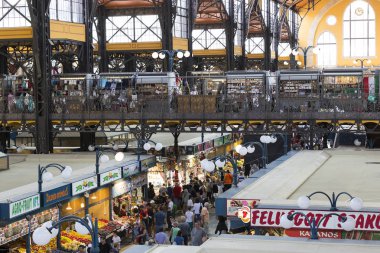  Budapeşte, sosis, kırmızı biber Hediyelik eşya alımı için turist ziyaret yeri büyük Merkezi Pazar.