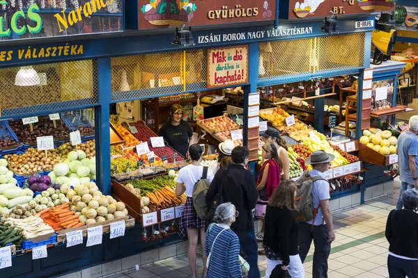 The big central market of Budapest, a place of visiting of tourists for purchases of sausages of a paprika of souvenirs. — Stock Photo, Image