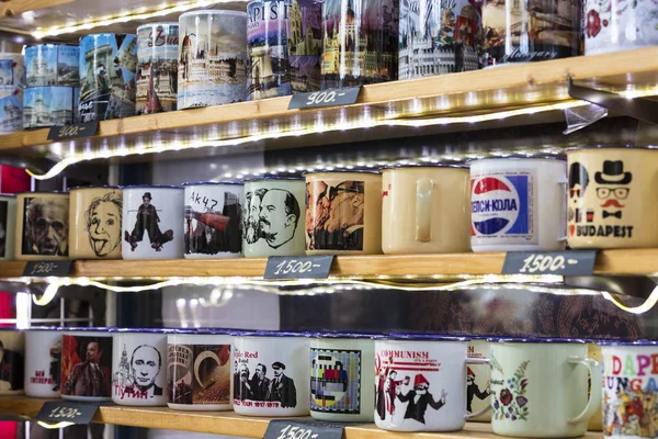  Budapeşte, sosis, kırmızı biber Hediyelik eşya alımı için turist ziyaret yeri büyük Merkezi Pazar.